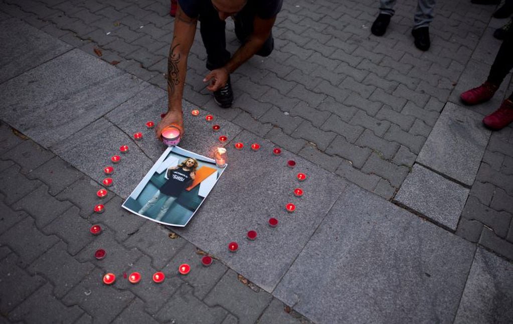 Varias personas participan en una protesta por la violación y asesinato de la periodista búlgara Marinova en Sofía (Bulgaria). Crédito EFE/ Vassil Donev.