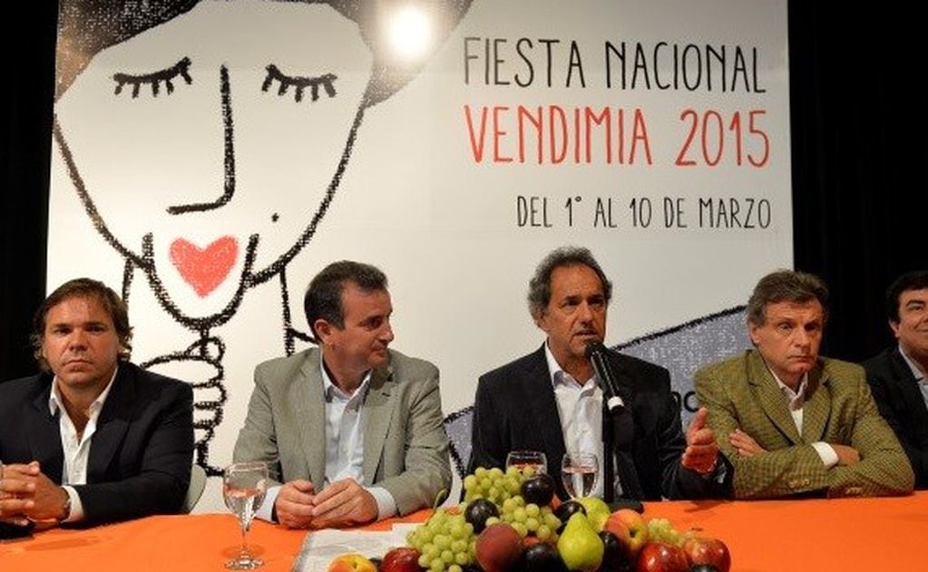 El ex gobernador de Mendoza, "Paco" Pérez hace la presentación de la Vendimia 2015 junto a Daniel Scioli.