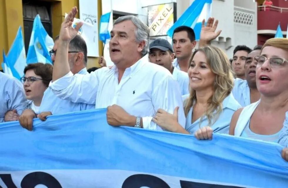 La diputada Gabriela Burgos (derecha), encabezando con el gobernador Morales la marcha #Jujuy No Se Toca, realizada este miércoles.