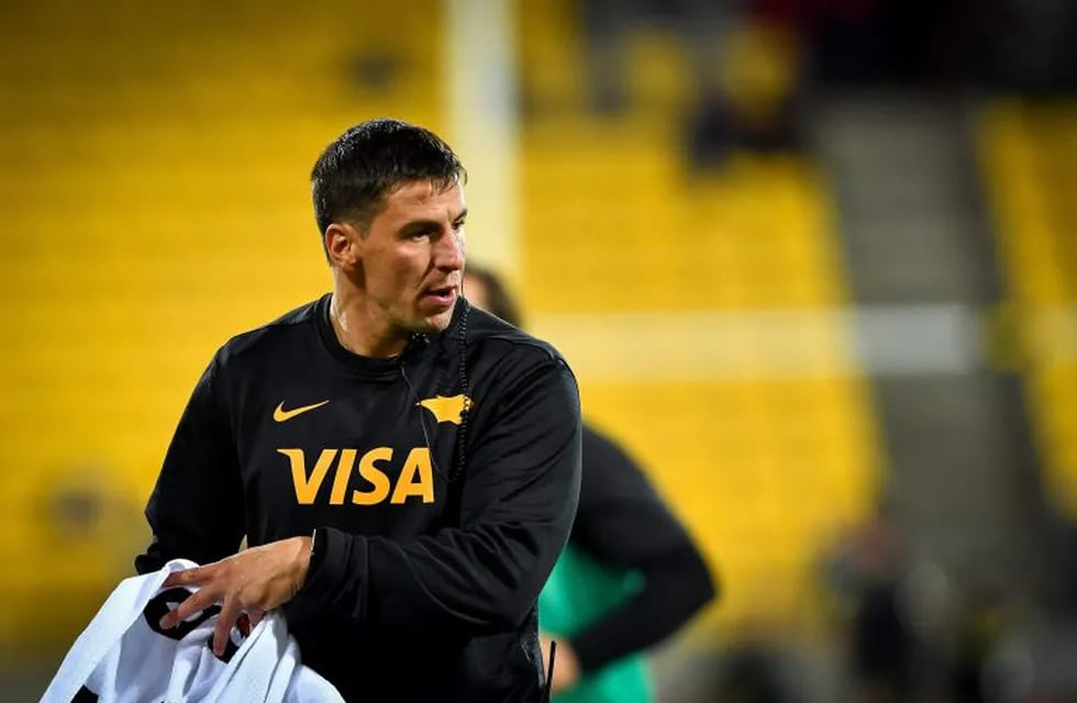 Jaguares' coach Gonzalo Quesada walks on the field beore the Super Rugby match between Argentina's Jaguares and New Zealand's Hurricanes at Westpac Stadium in Wellington on May 17, 2019. (Photo by MARK TANTRUM / AFP)