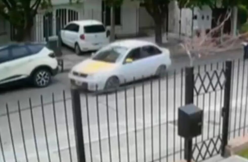 El auto de los delincuentes, captado en una cámara de seguridad (ElDoce.TV).