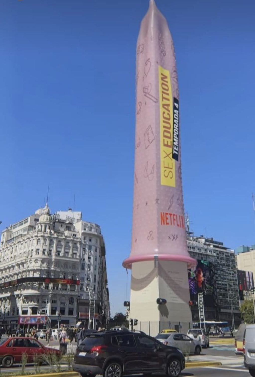 Le pusieron un preservativo gigante al obelisco.