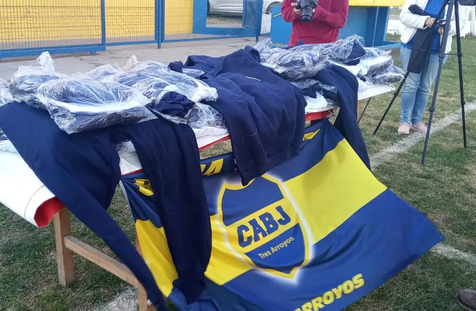 El Frente de Todos entregó indumentaria deportiva al Club Boca Juniors