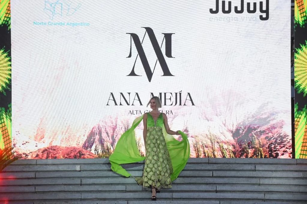El pasaje de los modelos de Ana Mejía Alta Costura, de Jujuy, recibió aplausos de aprobación en la pasarela de Playa Grande.