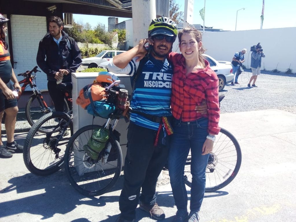 El joven de 27 años pedaleó desde México para encontrarse con su novia