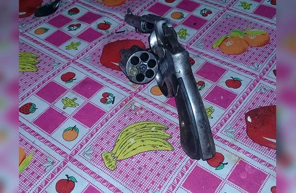El revolver estaba tirado en la vereda.
