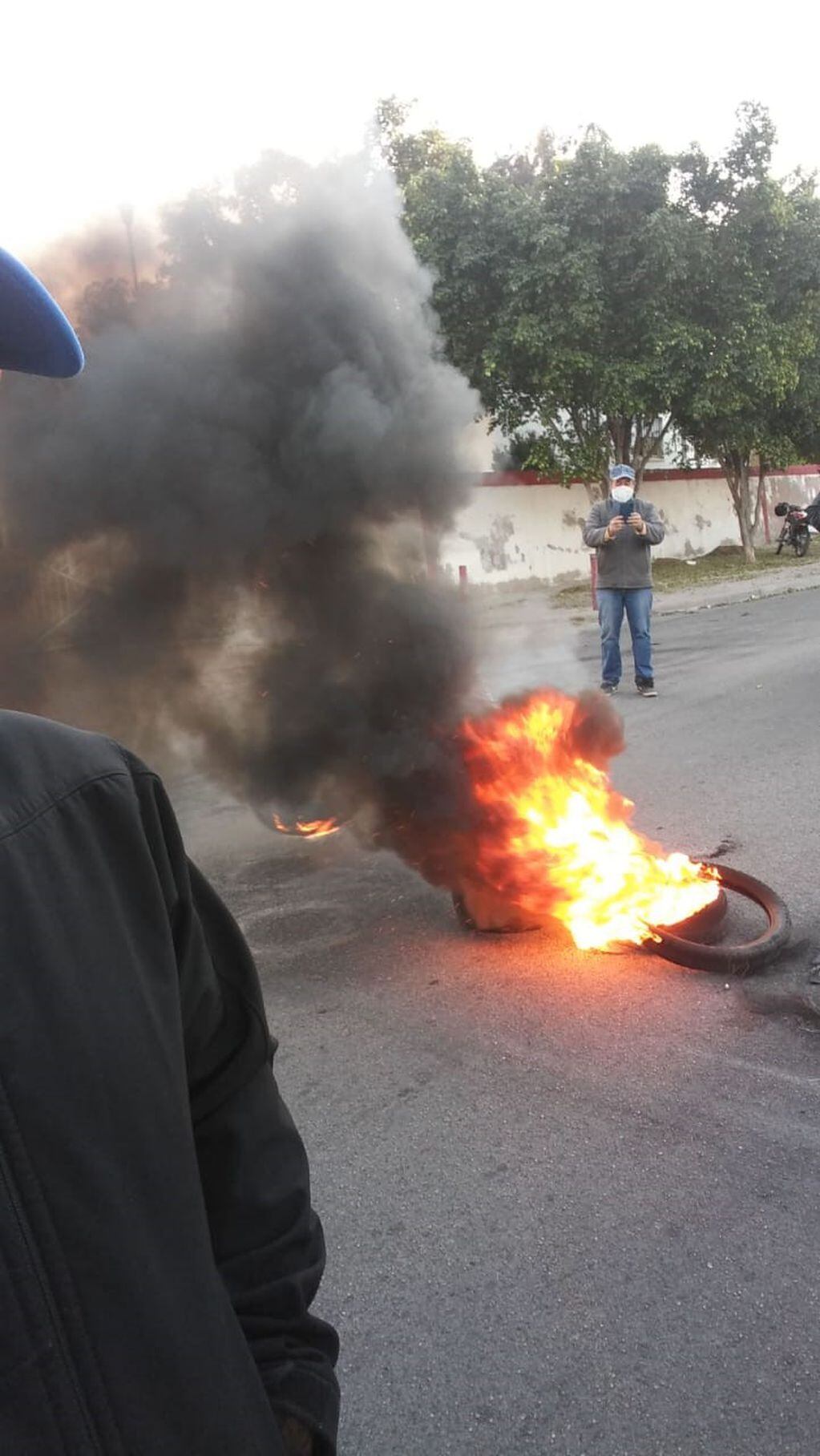 Trabajadores de San Francisco se manifiestan y queman neumáticos
