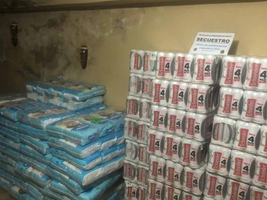 Los atraparon cuando ingresaban de Bolivia con 152 paquetes de pañales y 960 de cerveza. (Policía de Salta)