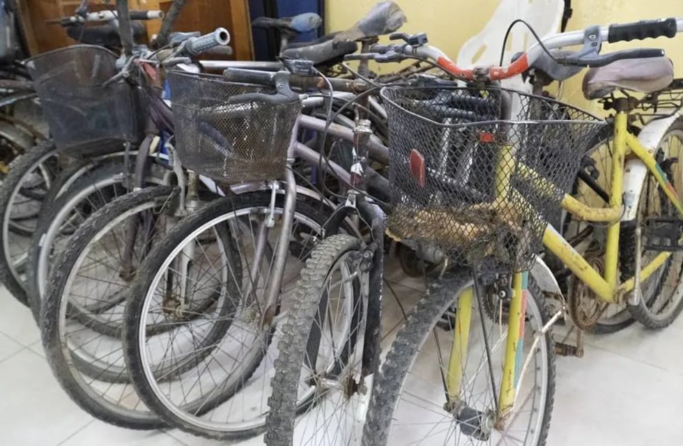 Ofrecen cursos a jóvenes para aprender a reparar bicicletas de depósitos judiciales y quedarse con ellas.