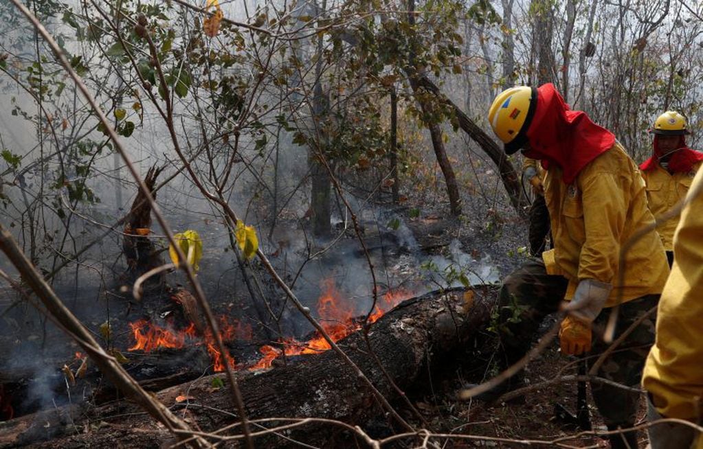 Soldados bolivianos trabajan para apagar un foco de incendio forestal en el bosque de Chiquitania de Quitunuquina, cerca de Robore, Bolivia, este lunes. (AP Photo/Juan Karita)