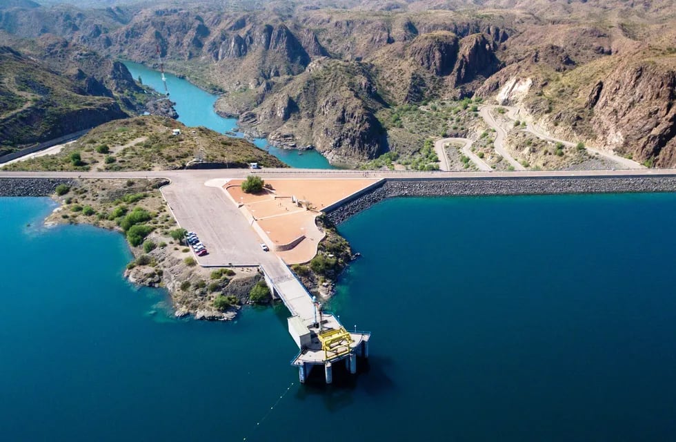 Las obras para la nueva hidroeléctrica El Baqueano conectarán el camino del Complejo Diamante, que se corta a la altura del dique Los Reyunos. Son 60 km de trama que se conectan con El Sosneado.