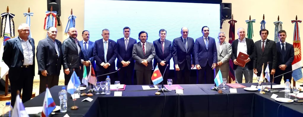 Los diez gobernadores de las provincias que componen el Norte Grande se reunieron en Salta para discutir la situación de los subsidios al transporte y la energía, el Fondo Nacional de Incentivo Docente (FONID) y las obras públicas nacionales.