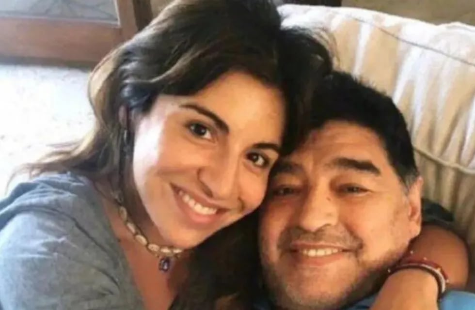 Gianinna Maradona junto a su papá, Diego.