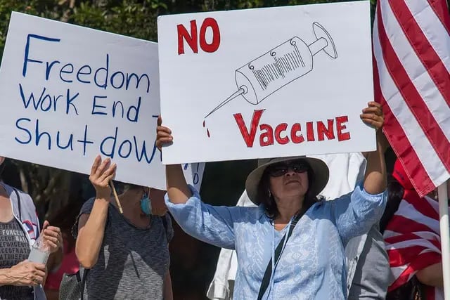 Las protestas amenazan con socavar la campaña de vacunación más grande de la historia de los Estados Unidos.