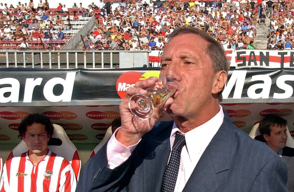 Bilardo,cuando se burló del fútbol champán con una copa de "Gatorei". (Archivo)