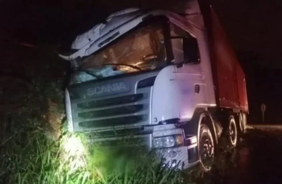 Accidente vial en Guaraní: un camión despistó y su conductor logró salir ileso.