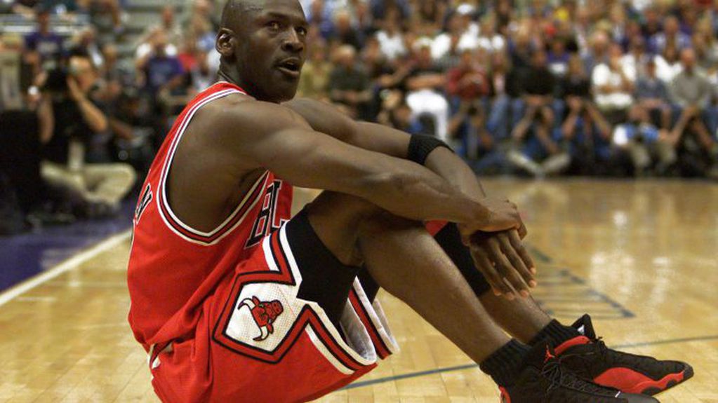 Michael Jordan tiene un patrimonio neto de 2 miles de millones USD, según Forbes. 