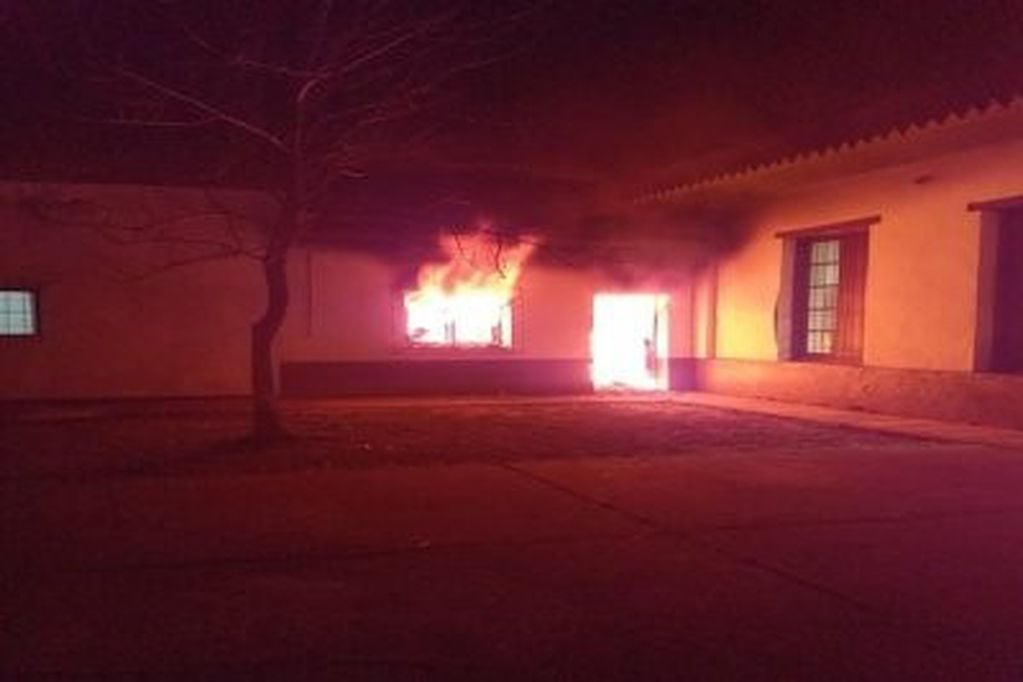 Personal de Bomberos, de la Policía y Municipal, trabajaron para controlar el incendio. (Prensa Policía del Chaco)