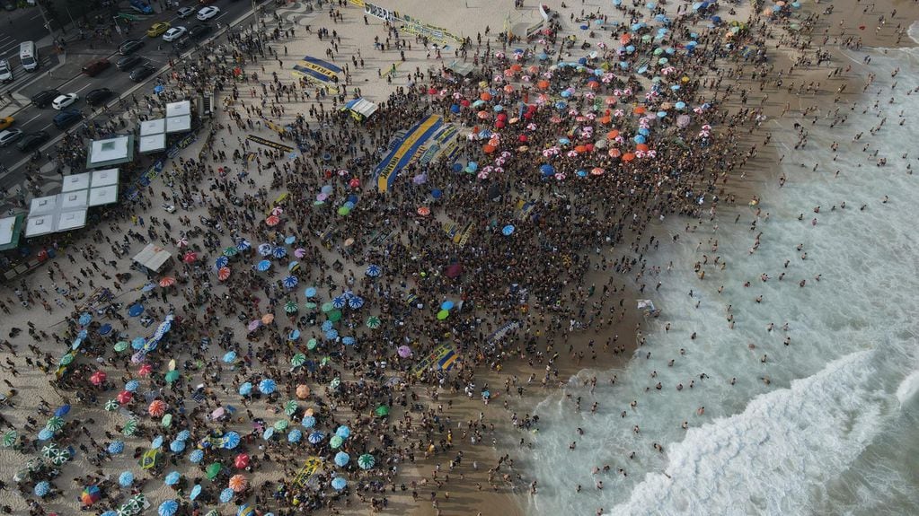 Hinchas de Boca vuelven a copar la playa de Copacabana. Foto: EFE