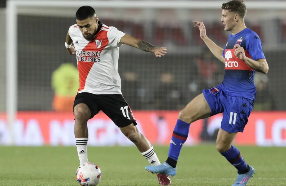 Colidio aprovechó un error del fondo de River y puso el 2-1 para Tigre. (Fotobaires)