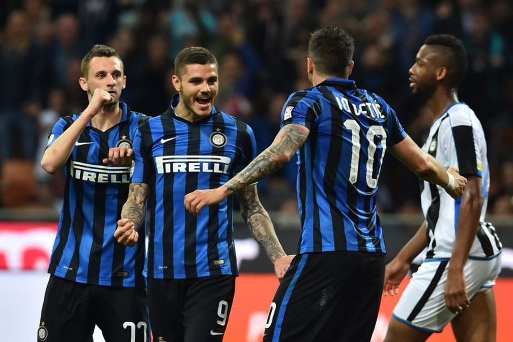 Inter Milan's midfielder from Montenegro Stevan Jovetic (R) celebrates after scoring a goal with Inter Milan's forward from Argentina Mauro Icardi and Inter Milan's midfielder from Croatia Marcelo Brozovic (L) during the Italian Serie A football match Inter Milan vs Udinese at the "San Siro" Stadium in Milan on April 23, 2016.  / AFP / GIUSEPPE CACACE
 italia mauro icardi campeonato torneo liga italiano italiana futbol futbolistas partido inter udinese
