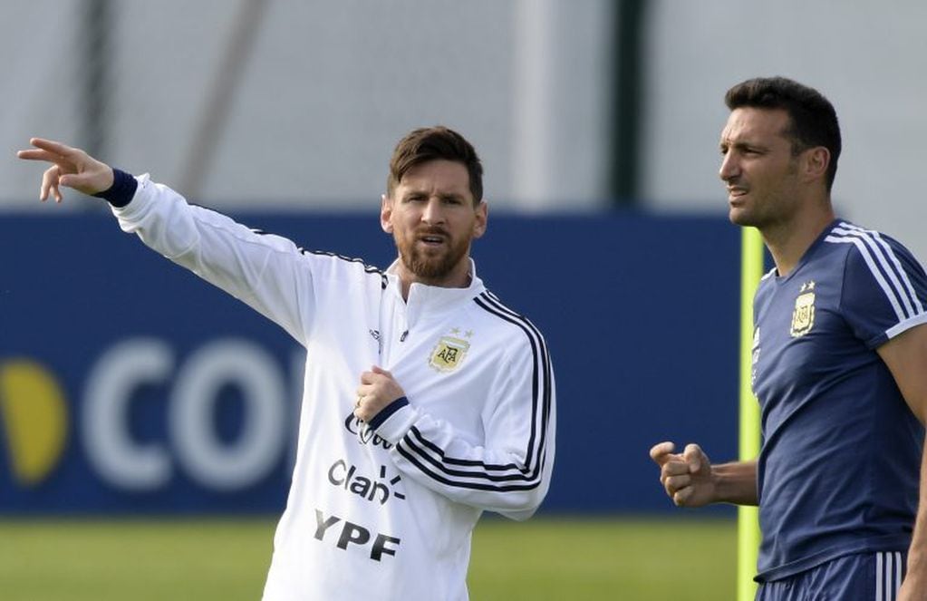 Lionel Messi y Lionel Scaloni. (AFP)