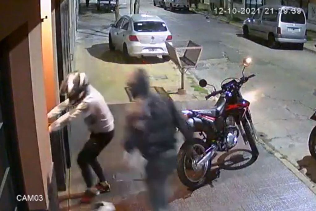 Dos delincuentes lo balearon y huyeron a bordo de su moto (Captura de video).