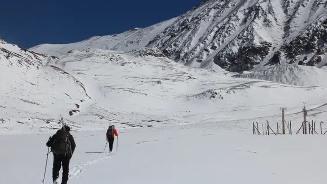Montaña nevada con personas caminando
