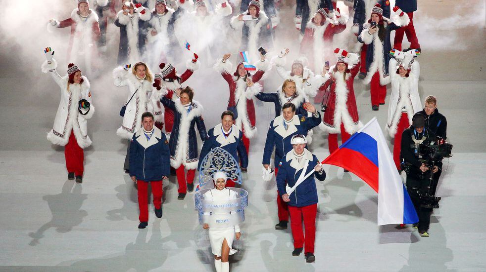 La delegación de Rusia, encabezada por Alexander Zubkov, en la ceremonia de apertura de los Juegos Olímpicos de Sochi en 2014.