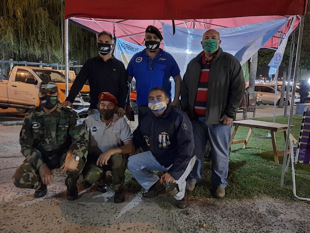 Darío Hernández junto a veteranos de Malvinas en la tradicional "vigilia" en Carlos Paz.