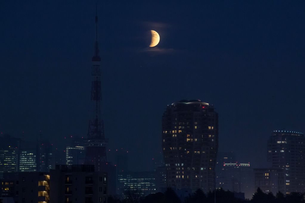 Eclipse lunar en Tokyo. (AP)