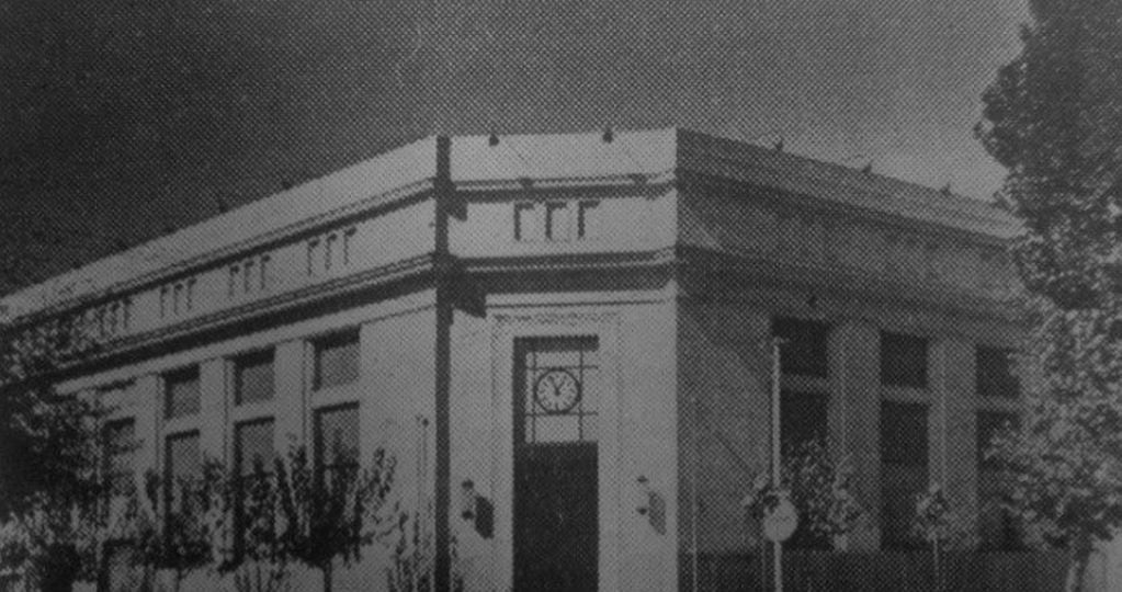 Ex edifico del banco de Mendoza, el cual contaba en el frente de su edifico el reloj, que hoy está a la venta.