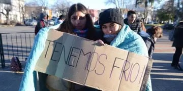 Protestas de otras unidades educativas en La Plata por la falta de calefactores en los establecimientos.