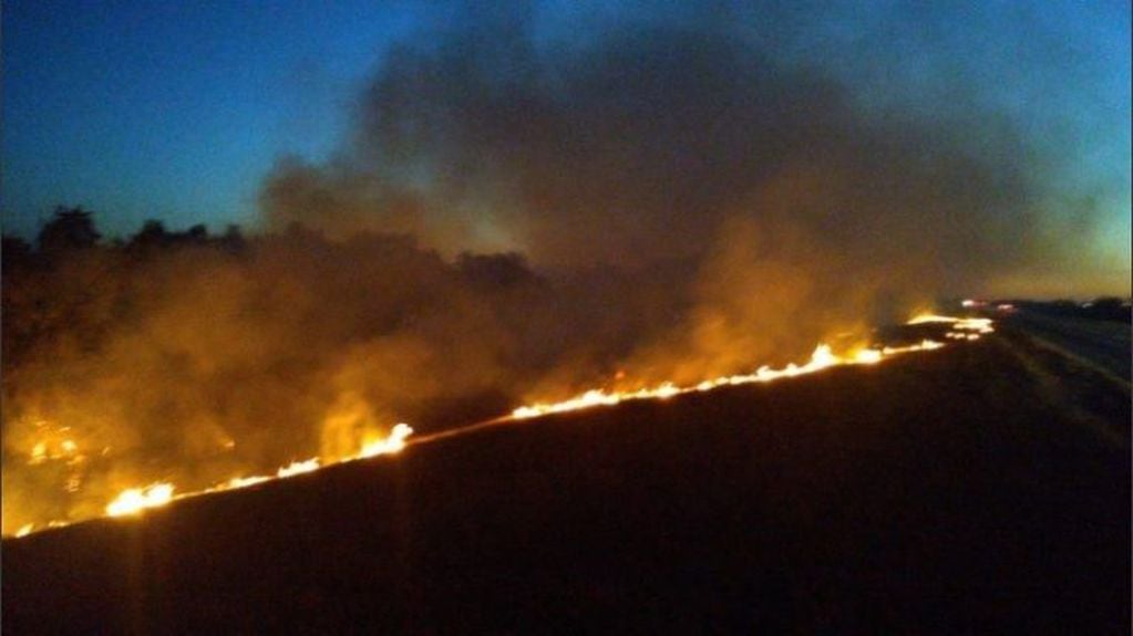 El fin de semana hubo fuego en la zona de islas en y las llamas llegaron a la ruta que conecta Rosario con Victoria. (Bomberos de Victoria)