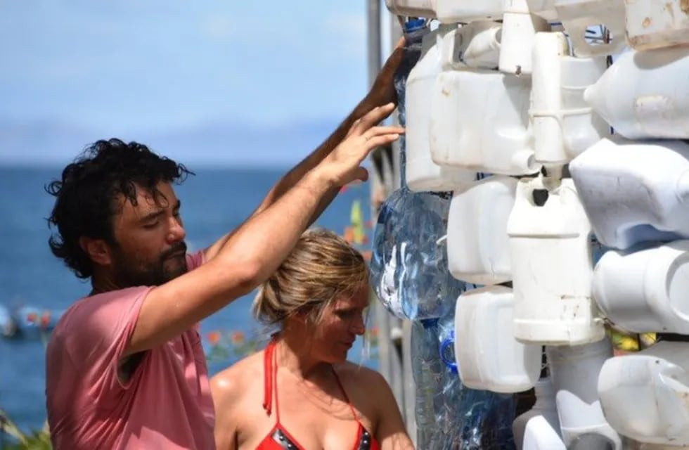 El matrimonio mendocino, Roberto Drazich y Luciana Rosas, construyó una ballena gigante con botellas de plástico, en Costa Rica.