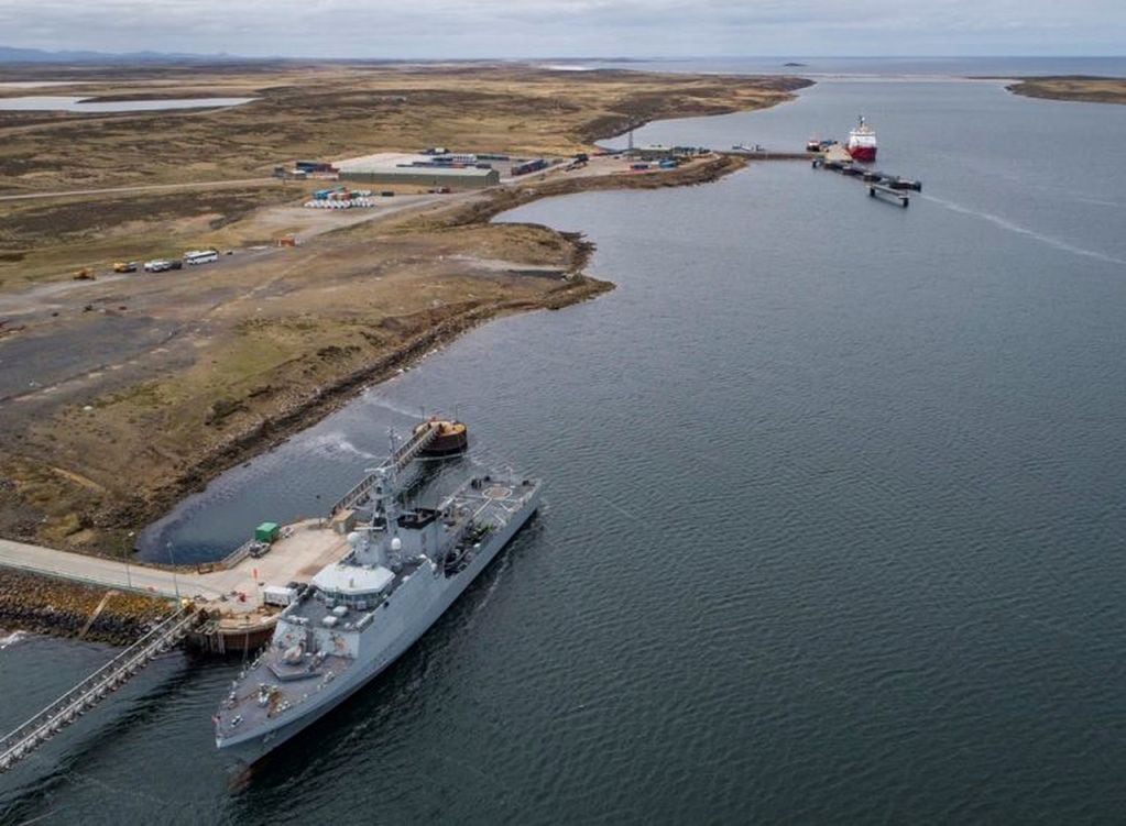 Puerto militar en Malvinas (Seno Choiseul). En la Foto, el buque patrullero HMS FORTH y el Buque James Clark Ross de fondo.