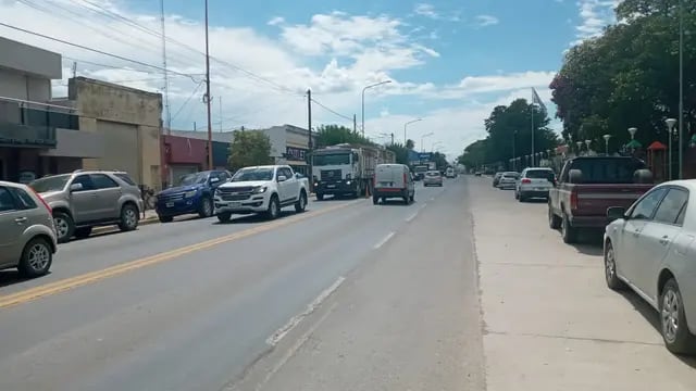 Gran cantidad de vehículos en Ruta 19 en Arroyito por fin de semana largo