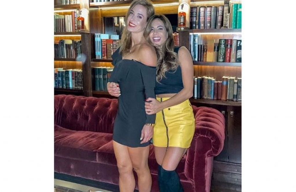La modelo posó junto a su amiga Carolina Sicoli. (Instagram/@jesicacirio)