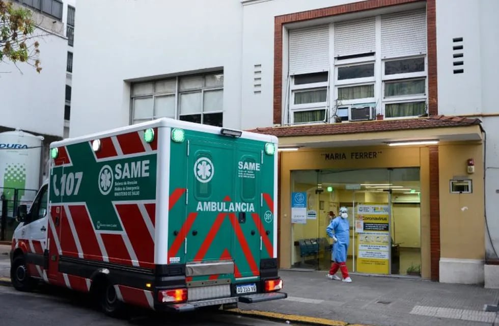 Una ambulancia del SAME llega a un centro de salud porteño en plena cuarentena por el coronavirus. (Clarín)