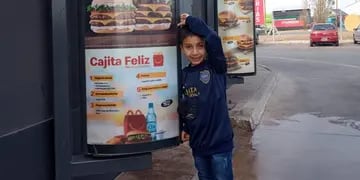 Thiago, el pequeño de Villa María finalmente llegó a Córdoba a conocer la  cadena de comidas rápidas. (Gentileza Yohana)