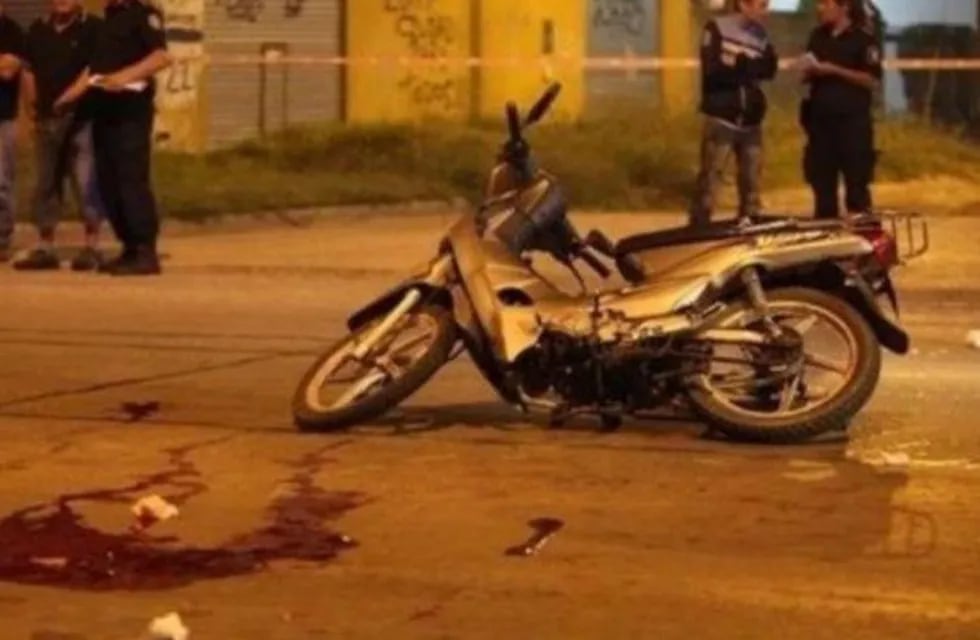 Un albañil de 29 años terminó baleado en la espalda mientras andaba en moto por Las Heras.