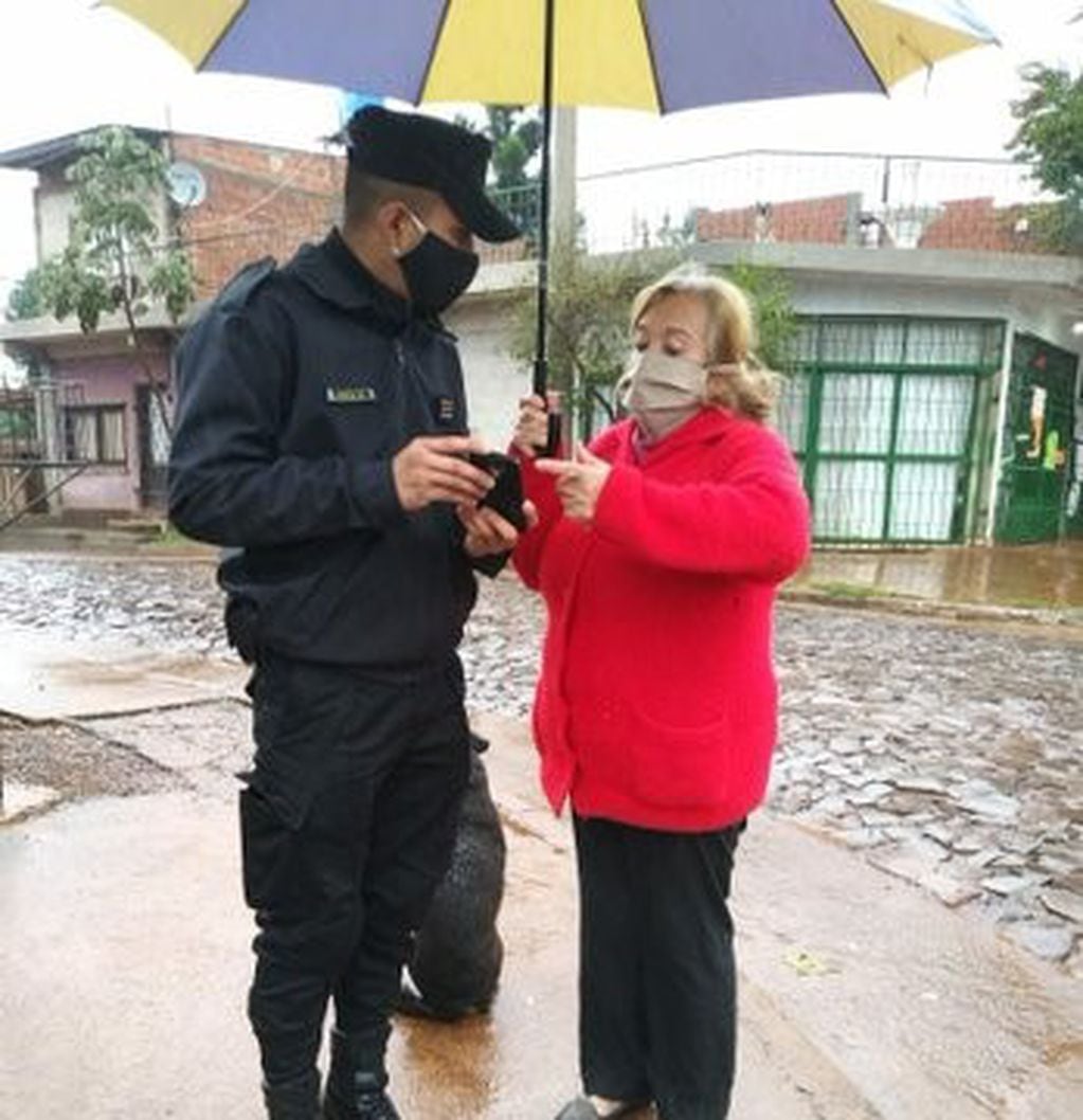 ¿Cómo hago? Los policías desafiaron la lluvia y caminaron en barrios de Posadas informando sobre la aplicación Misiones Digital. (Policía)