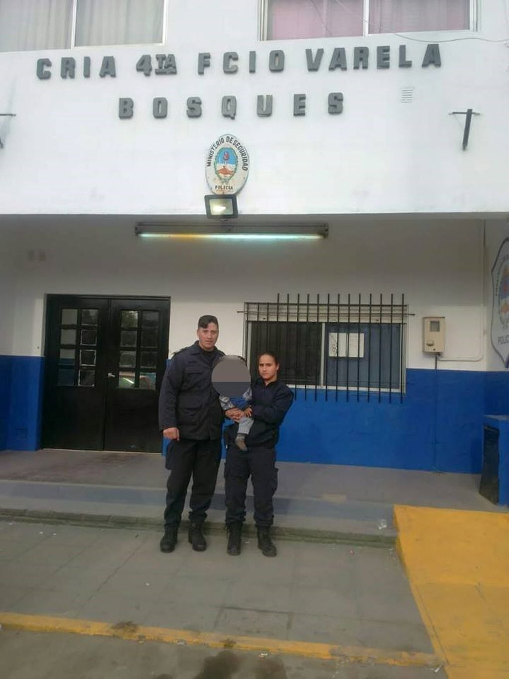 Abandonaron a un bebé de un año en Florencio Varela y fue asistido por dos policías de la Bonaerense.
