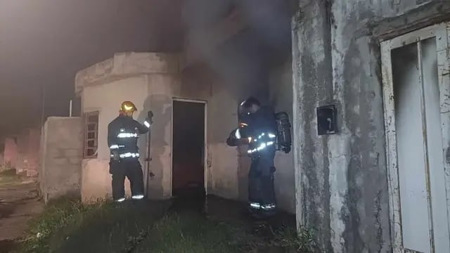 Incendiaron una casa en Villa El Nailon.