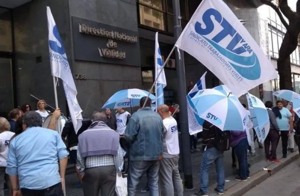 Trabajadores viales de STVyARA planean manifestarse en busca de aumentos salariales.