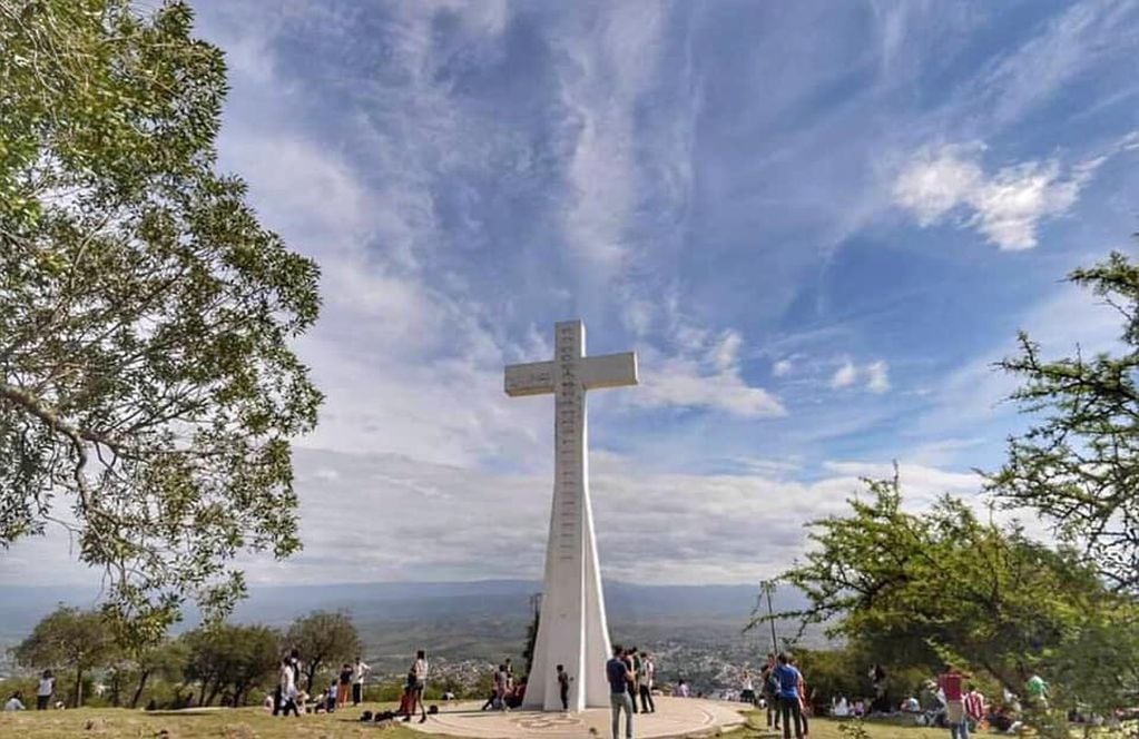 Ascenso al cerro La Cruz en Villa Carlos Paz, uno de los tres atractivos turísticos que se queda todo el mes de marzo.