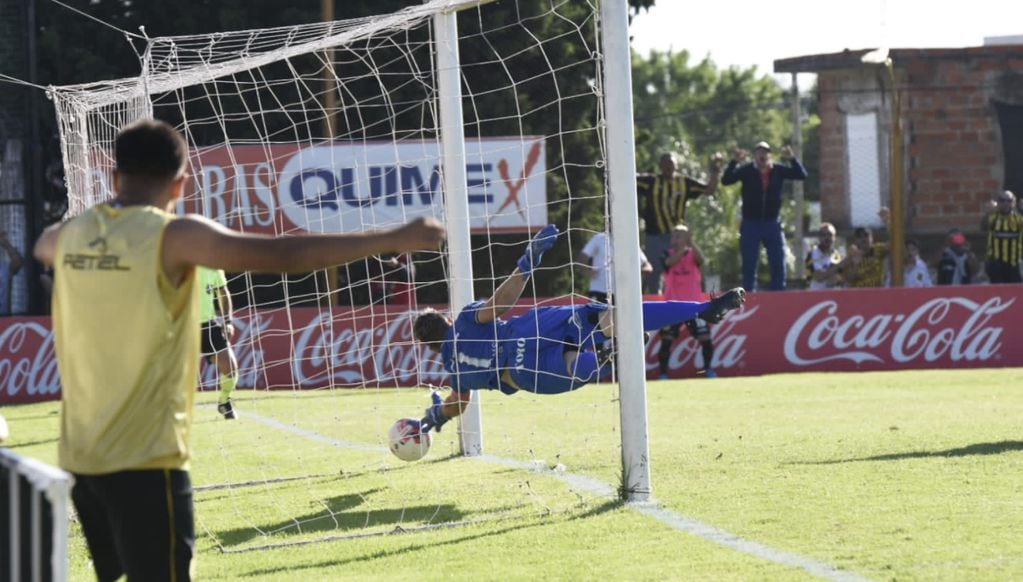 El arquero Aracena se estira para impedir el gol, luego de haber atajado del remate penal de Diego García que puso en venta a Brown.