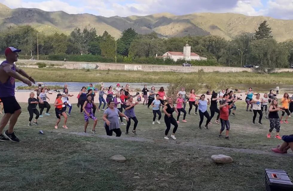 Masiva clase de zumba a la vera del río Cosquín y en el marco del "Mes de la Mujer". (Foto: Municipalidad de Cosquín).