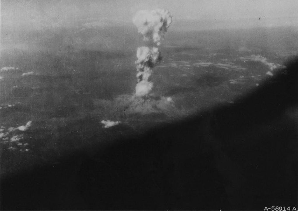 Fotografía facilitada por la Biblioteca del Congreso de EEUU, de la nube con forma de hongo formada tras el impacto de la bomba atómica sobre la ciudad de Hiroshima el 6 de agosto de 1945. Crédito: EFE.