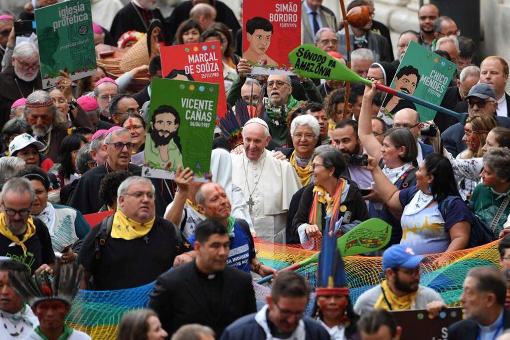 El papa Francisco en marchó con los representantes de grupos étnicos del Amazonas. Foto: Andreas SOLARO/AFP.